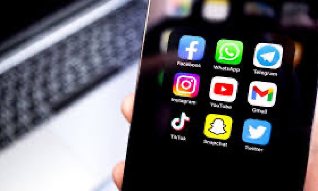 EARNING THROUGH SNAPCHAT AND TWITTER