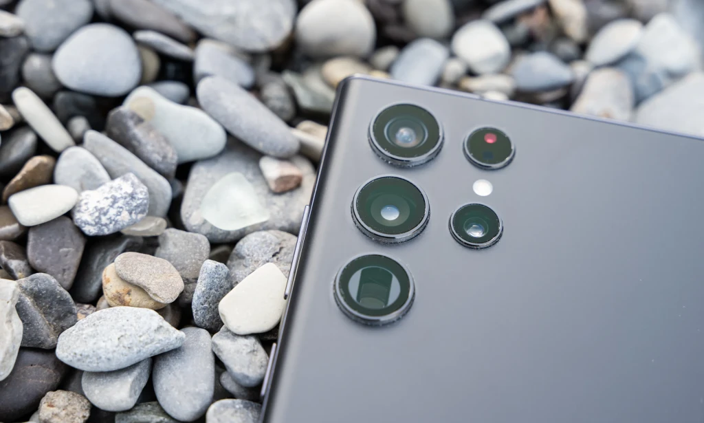 "Samsung S22 Ultra: A Comprehensive Review of its Cutting-Edge Technology"