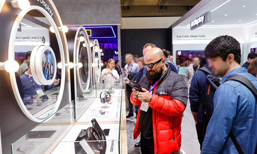 Samsung Unveils Groundbreaking World Buds Case with OLED Display at CES 2024
