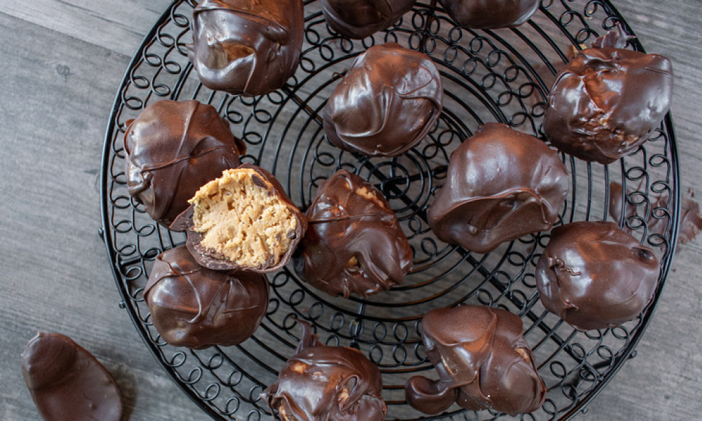 Easy Peanut Butter Balls: Perfect 4-Ingredient Holiday Treat