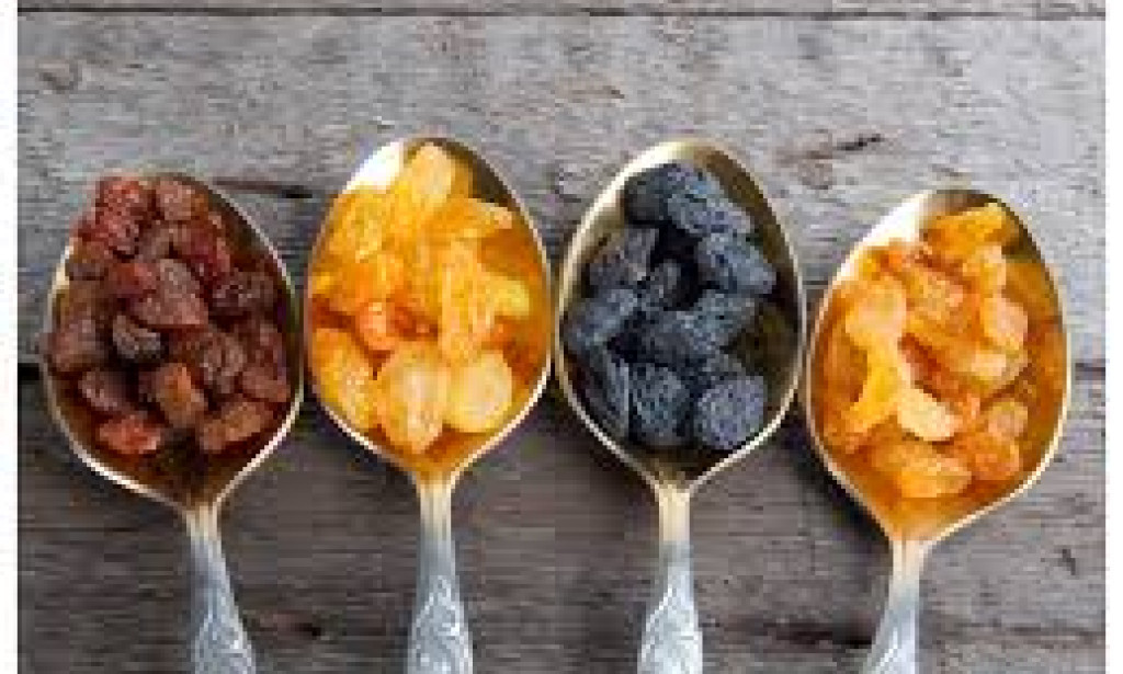 9 Benefits of Consuming Soaked Raisins in Winter In Pakistan, more people are eating soaked raisins to stay healthy in winter.