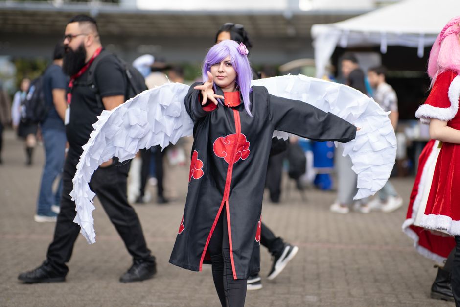Cosplayers at an anime convention in San José, showcasing expressive costumes and vibrant characters.